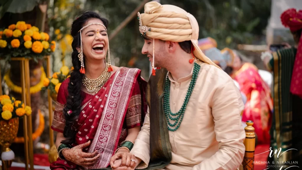 Unnoticed wedding moment captured as family members react emotionally in the background