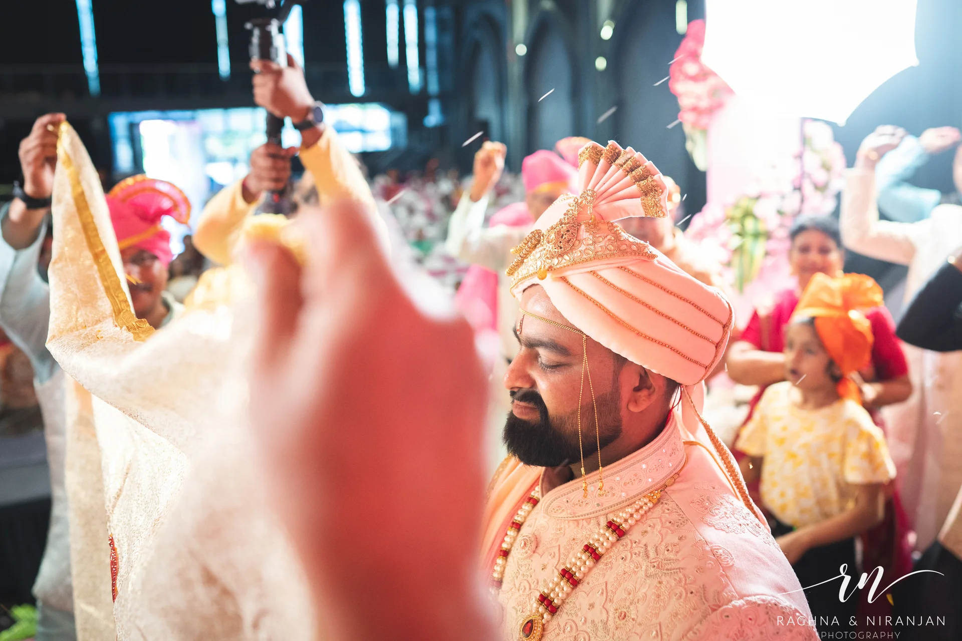 Joyful wedding candid of family and friends blessing Sneha & Rahul – captured by Rachna & Niranjan