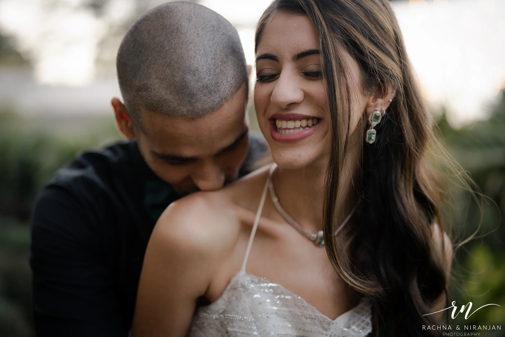 Candid wedding moments at destination wedding in Panchgani