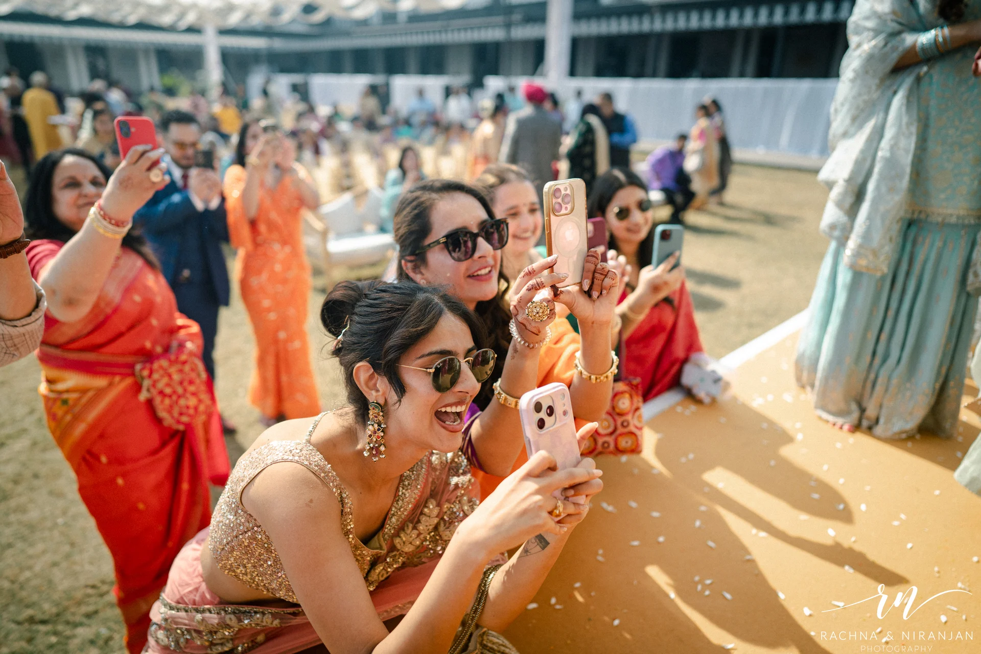 Candid moments from outdoor Marathi wedding at Turf Club Pune 