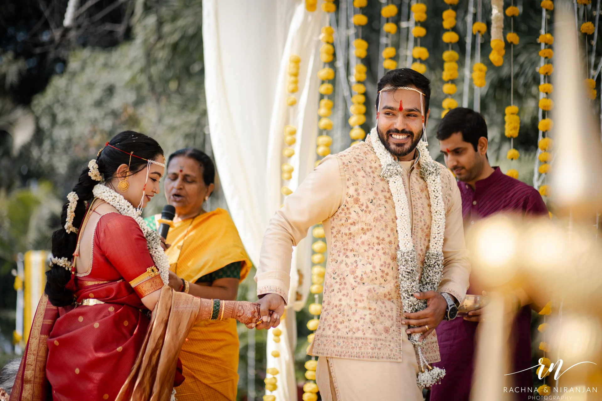 Candid moments from outdoor Marathi wedding at Turf Club Pune