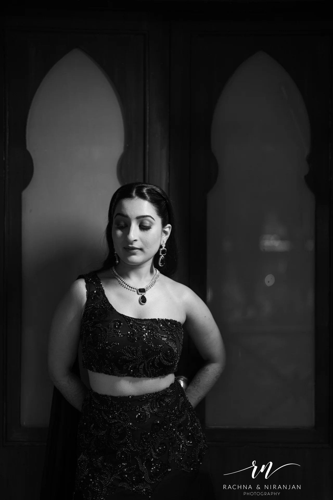 Candid moment from Gargi and Mihir’s Maharashtrian wedding at Sub Area Mess Pune by Rachna Niranjan Photography 