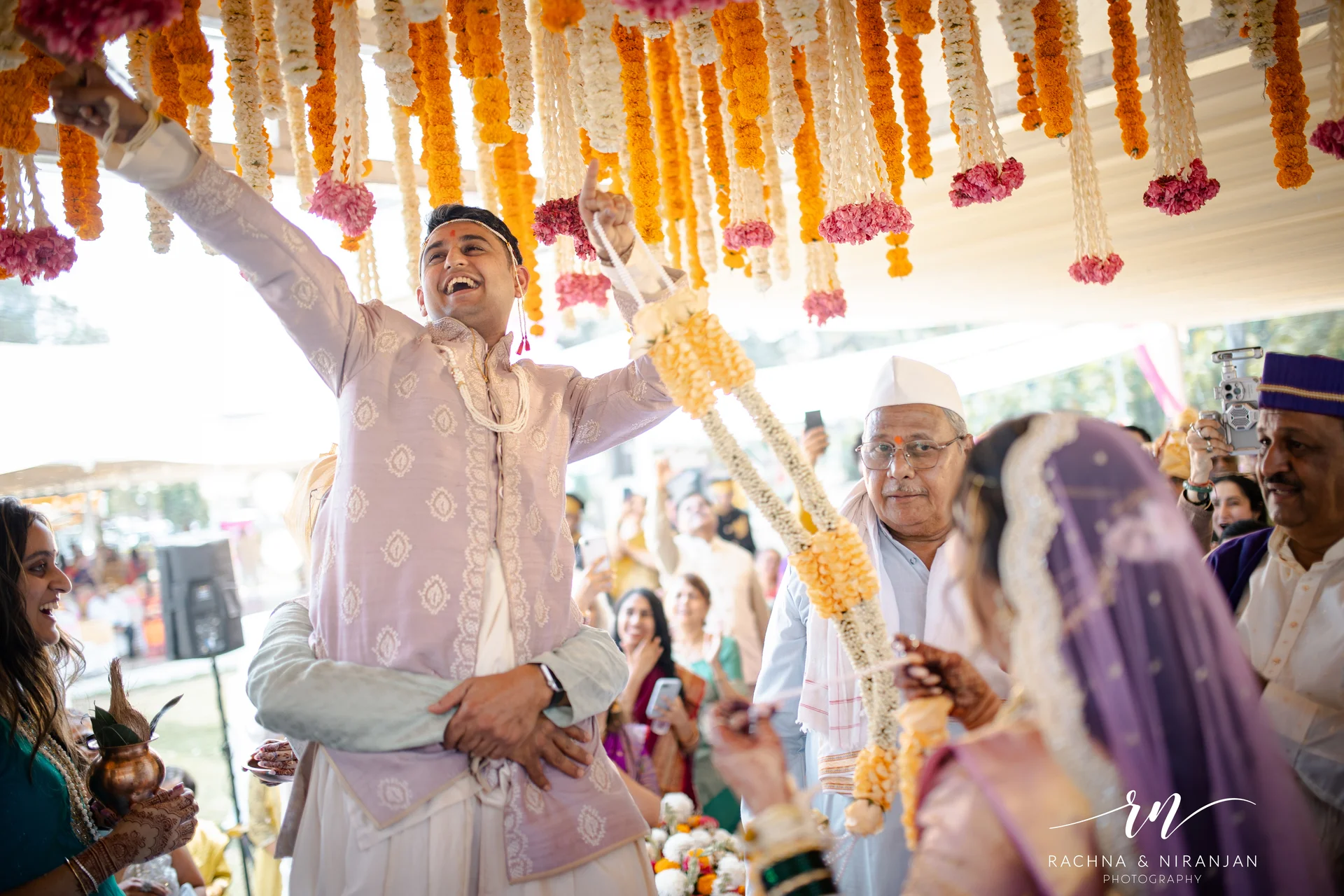 Family blessings during Maharashtrian wedding ceremony by Rachna Niranjan Photography