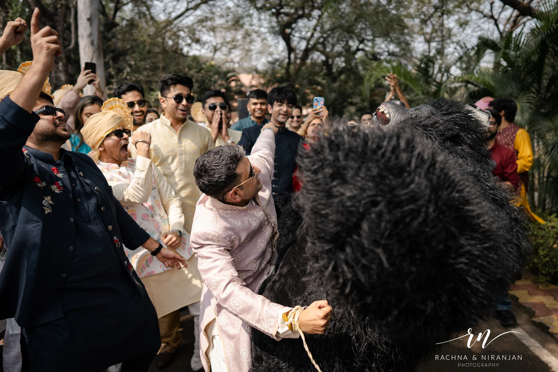 Joyful candid moments from Pune wedding captured by Rachna Niranjan Photography