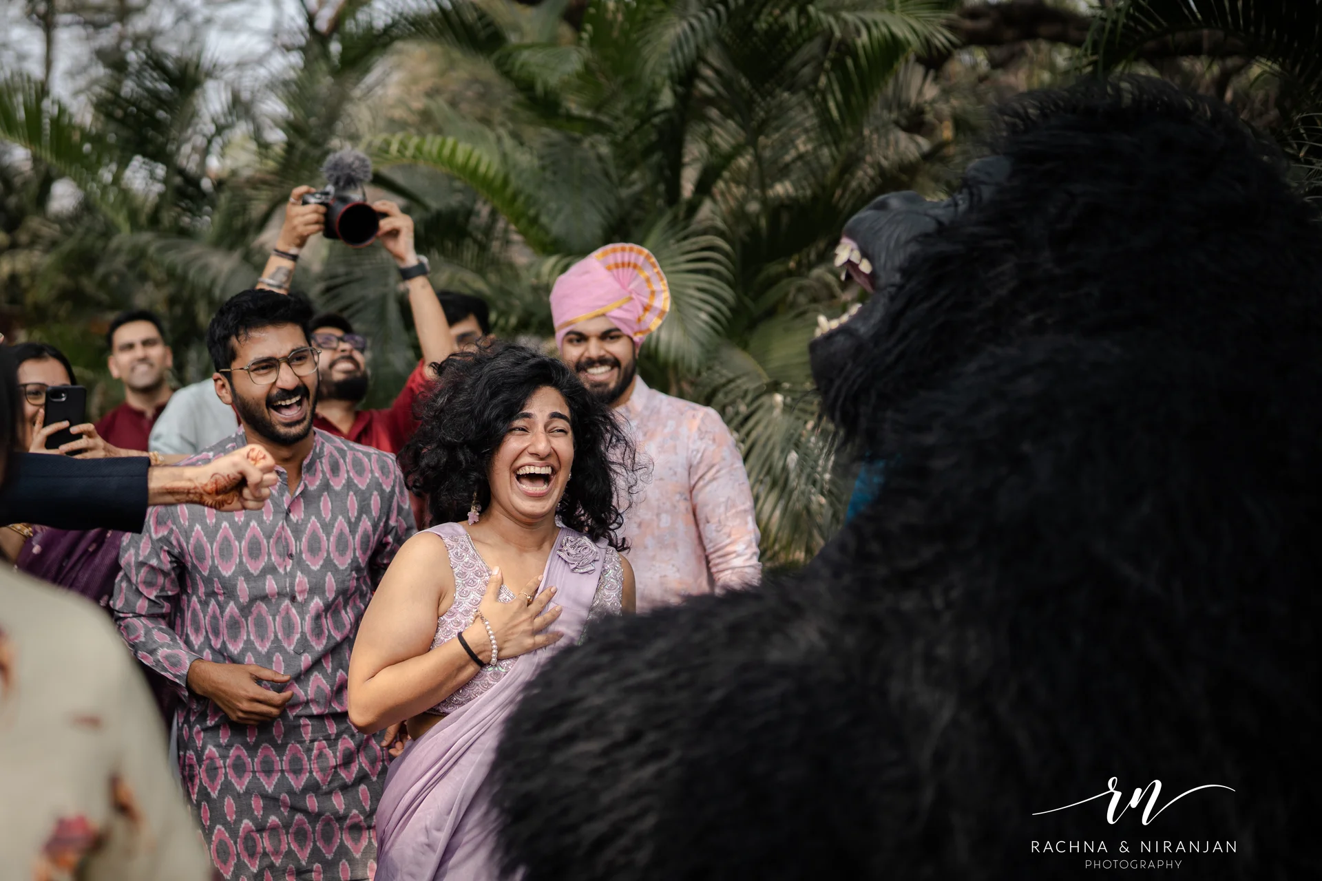 Joyful candid moments from Pune wedding captured by Rachna Niranjan Photography