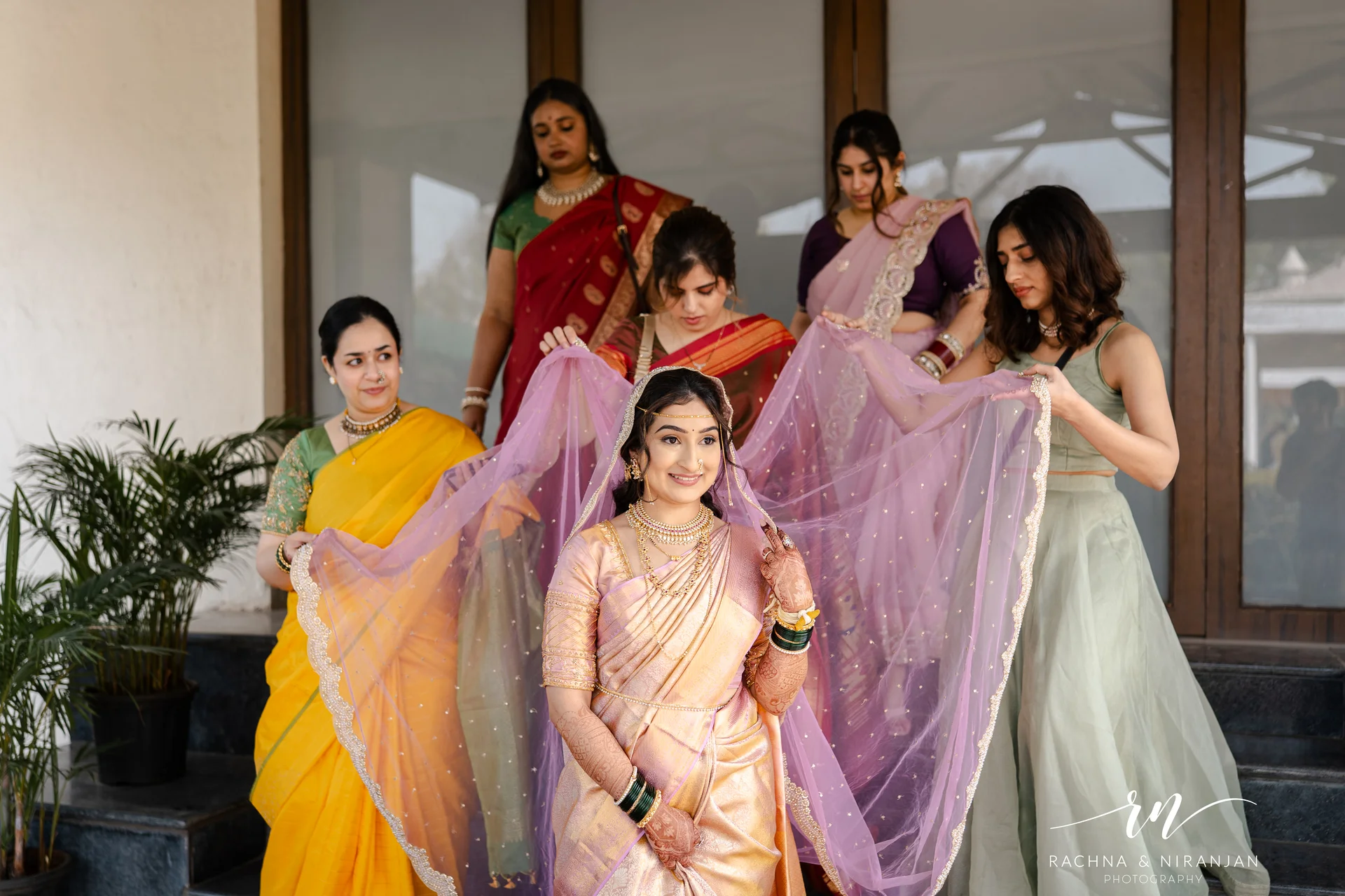 Traditional Maharashtrian bride portrait with jewellery by Rachna Niranjan Photography