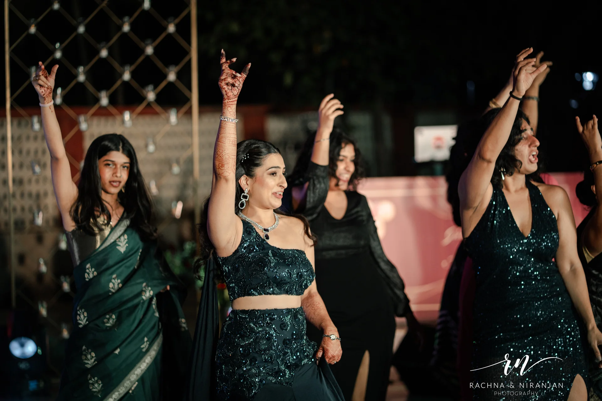 Wedding guests enjoying candid celebrations at Maharashtrian wedding in Pune by Rachna Niranjan Photography
