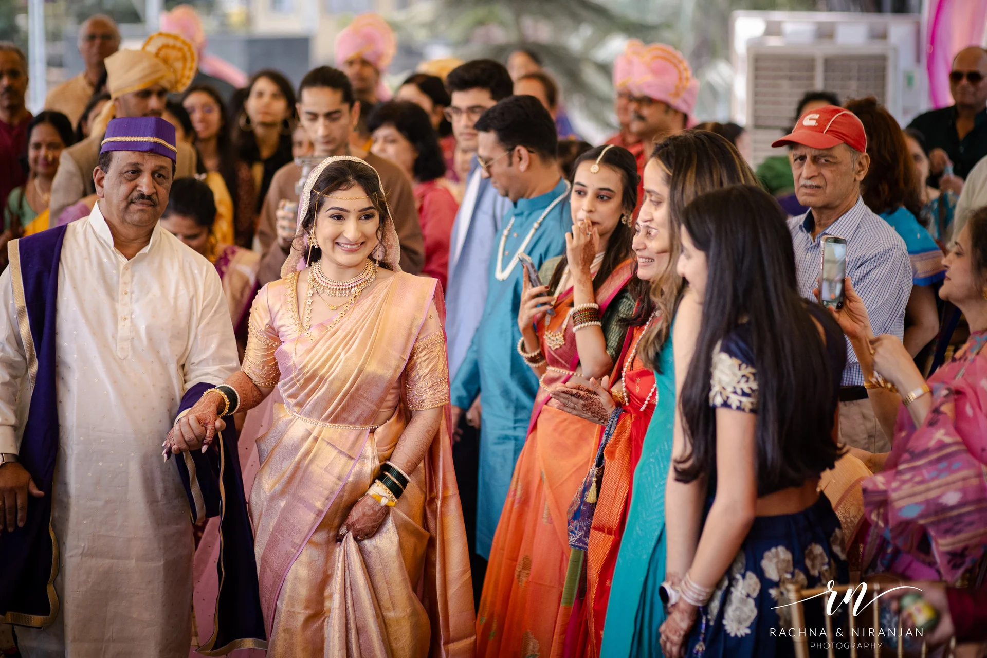 Wedding guests enjoying candid celebrations at Maharashtrian wedding in Pune by Rachna Niranjan Photography